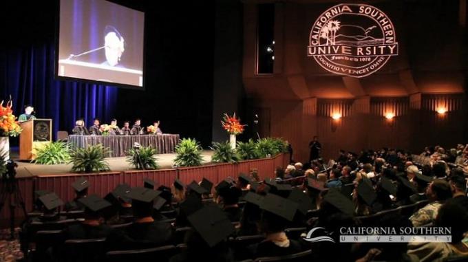 Quang cảnh một buổi lễ tốt nghiệp của học viên trường California Southern University. 