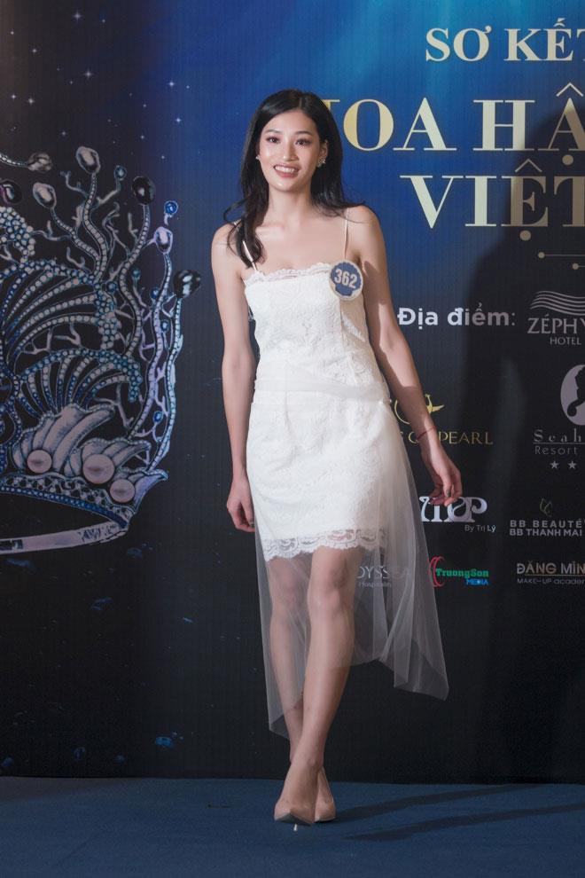 thí sinh nhỏ tuổi nhất là Trần Thị Bích Ngọc (sinh năm 1999), hiện là sinh viên Đại học Khoa học Xã hội Nhân văn. Cô gây ấn tượng với ban giám khảo khi đi để mặt mộc và đi chân trần trình diễn catwalk trước ban giám khảo.