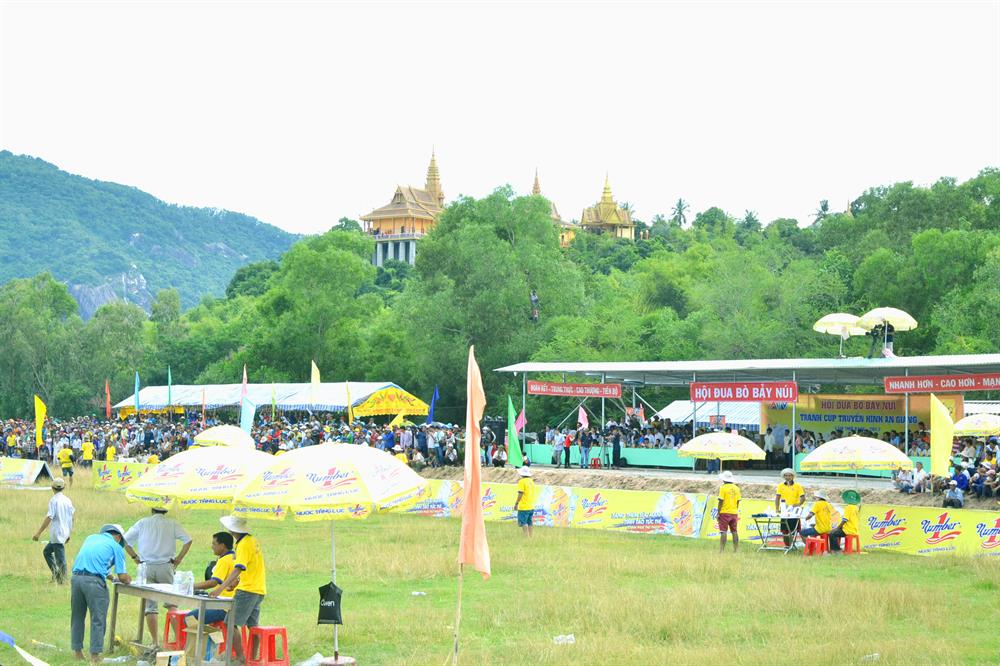 Sân đấu nằm dưới chân núi Tà Pạ với hình ảnh ngôi chùa Phật giáo Nam tông của đồng bào Khmer cổ kính. (Ảnh: Lục Tùng)