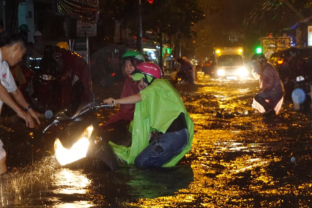 Hàng chục người đi đường đã ngã nhào trên đường ngập Nguyễn Xí tối ngày 19.9.