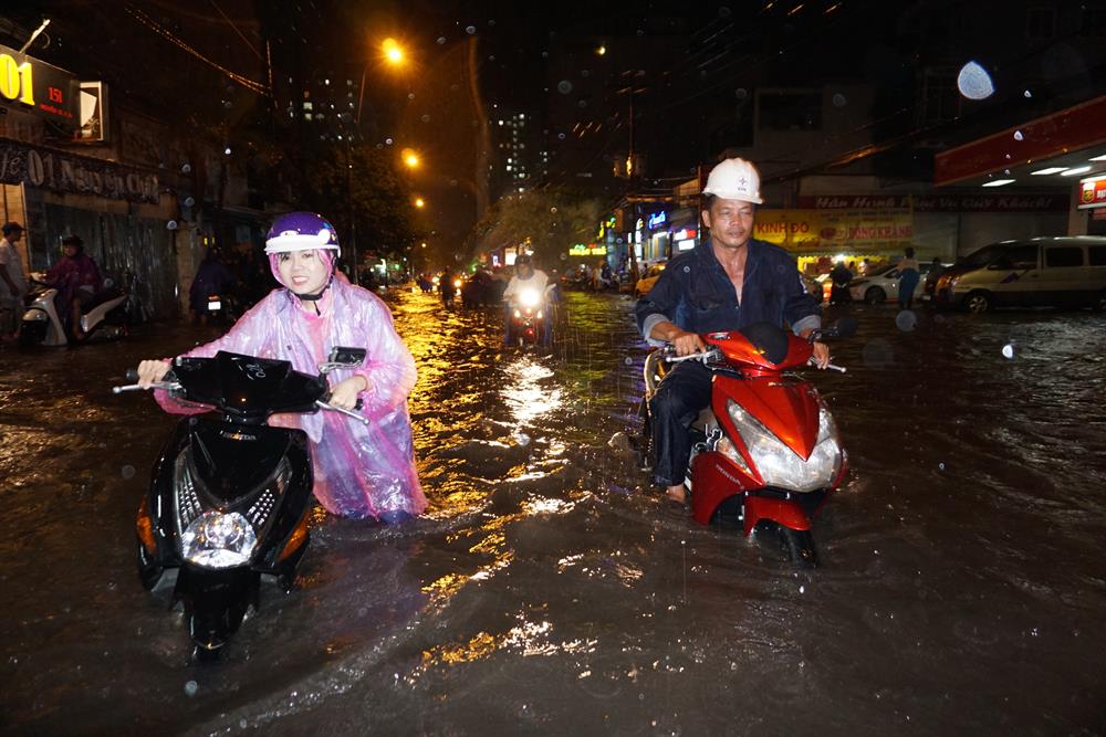  Tối ngày 19.8, cơn mưa như trút nước đã dội xuống TPHCM khiến nhiều tuyến đường, khu dân cư… tại các quận 2, Bình Thạnh, Thủ Đức… bị ngập sâu.