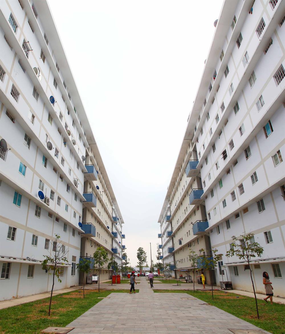  Nhà ở cho người thu nhập thấp ở Bình Dương. Còn tại TP.Hồ Chí Minh, với giá cả đắt đỏ, việc quy định căn hộ thương mại phải trên 45m2 khiến cho NLĐ nghèo không còn cơ hội mua nhà. Ảnh: LÊ TOÀN
