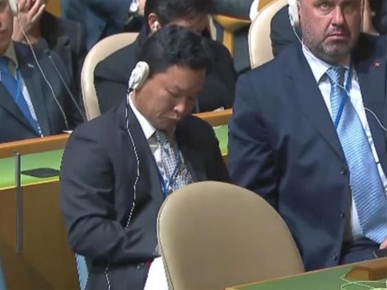 Một nhân viên ngoại giao Triều Tiên đại diện trong phòng họp. Ảnh: Independent