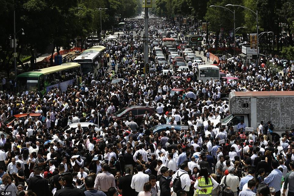 Hàng nghìn người đổ ra từ các toà nhà văn phòng, tụ tập ở đại lộ Reforma, Mexico City. Ảnh: AP