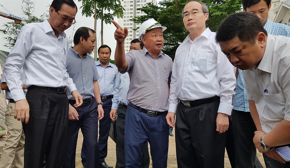 Ông Nguyễn Tăng Cường báo cáo kết quả thử nghiệm thành công máy bơm với Bí thư Thành ủy TPHCM Nguyễn Thiện Nhân. 