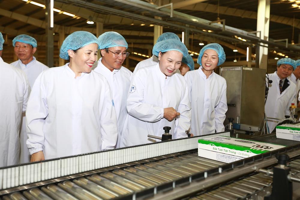 Chủ tịch Quốc Hội Nguyễn Thị Kim Ngân cùng bà Mai Kiều Liên - Tổng giám đốc Vinamilk tham quan dây chuyền sản xuất của nhà máy Sữa nước Việt Nam.