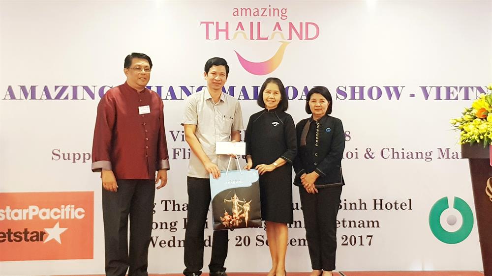 Đại diện Tổng cục Du lịch Thái Lan trao tặng Sở Du lịch Quảng Bình món quà hỗ trợ Quảng Bình trong việc khắc phục hậu quả cơn bão số 10 do các doanh nghiệp đến từ Thái Lan đóng góp. Ảnh: Lê Phi Long