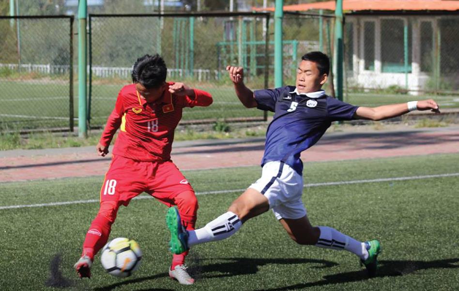 U16 Việt Nam (áo đỏ) dù gặp không ít khó khăn nhưng cũng đã có được khởi đầu khá thuận lợi.