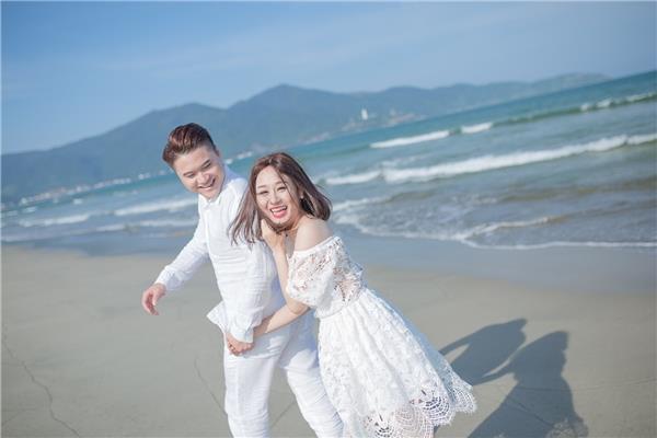 Vợ chồng Vũ Duy Khánh tình cảm khi chụp hình cưới. Ảnh: NVCC. 