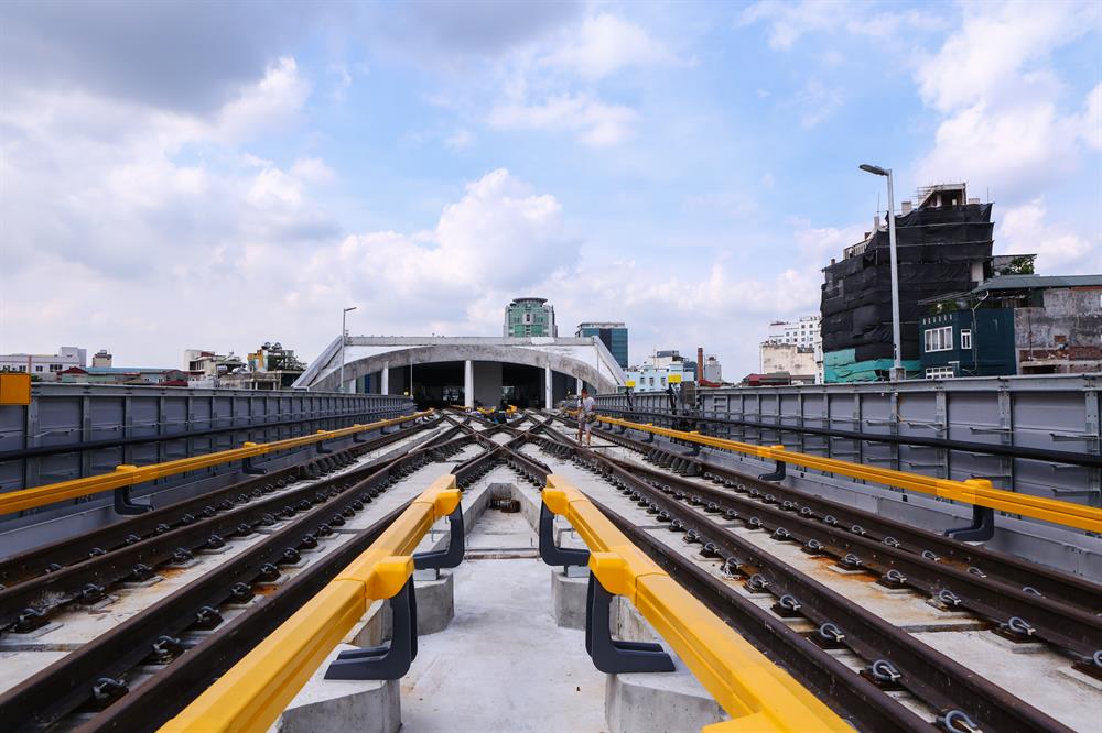 tuyến đường sắt trên cao Cát Linh - Hà Đông (tuyến đường sắt 2A) đã hoàn thành khoảng 90% tiến độ, 12 nhà ga chính đã xây dựng xong.