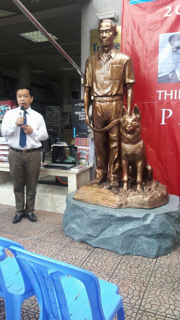 Ông Nguyễn Văn Phước, giám đốc công ty Trí Việt chia sẻ về lịch sử bức tượng. Ảnh: M.T