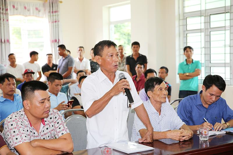 Đại diện người dân phát biểu ý kiến tại buổi đối thoại với Phó chủ tịch UBND tỉnh Quảng Ninh Vũ Văn Diện chiều 20.9. Ảnh: Đỗ Phương