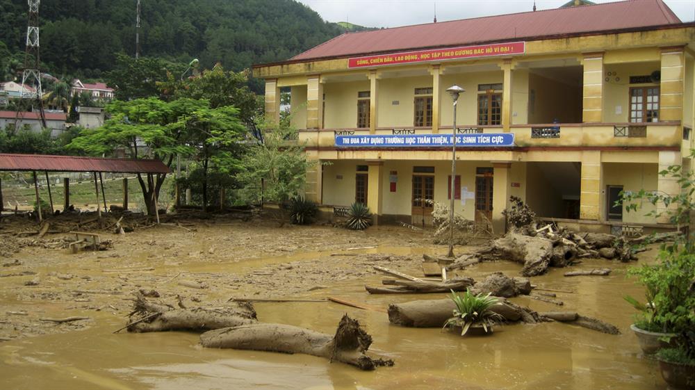 Sau cơn lũ dữ hồi tháng 8/2017, nhiều trường học thuộc Thị trấn Mù Cang Chải bị hư hỏng nặng. Nhiều công trình bị hư hại, bùn đất, đá, củi bám đầy nơi đây.