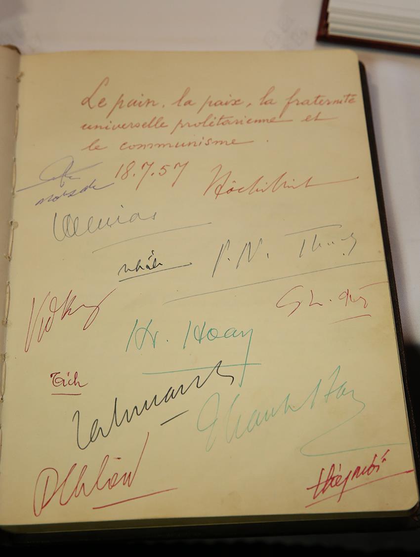 Dòng lưu bút Chủ tịch Hồ Chí Minh ghi khi tới thăm thị trấn năm 1957. Ảnh: Thành Chung