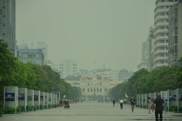 Người dân tập thể dục trên phố đi bộ Nguyễn Huệ sáng nay.