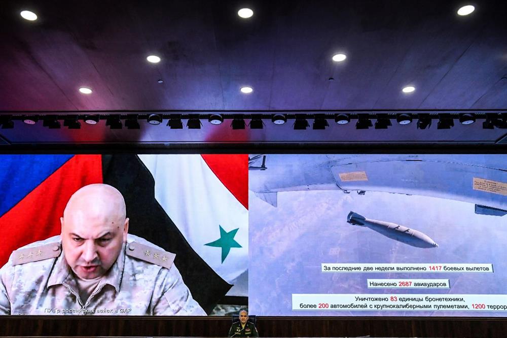 Thượng tướng Sergei Rudskoi (ở giữa) thuộc Bộ Tổng tham mưu Quân đội Nga và Thượng tướng Sergei Surovikin, chỉ huy lực lượng quân đội Nga tại Syria (trên màn ảnh). Ảnh: AFP/Getty