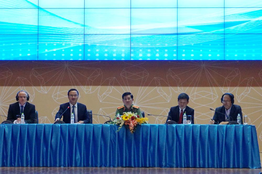 Các đại biểu thảo luận tại Hội nghị ATGT Việt Nam 2017.  Ảnh: M.Q