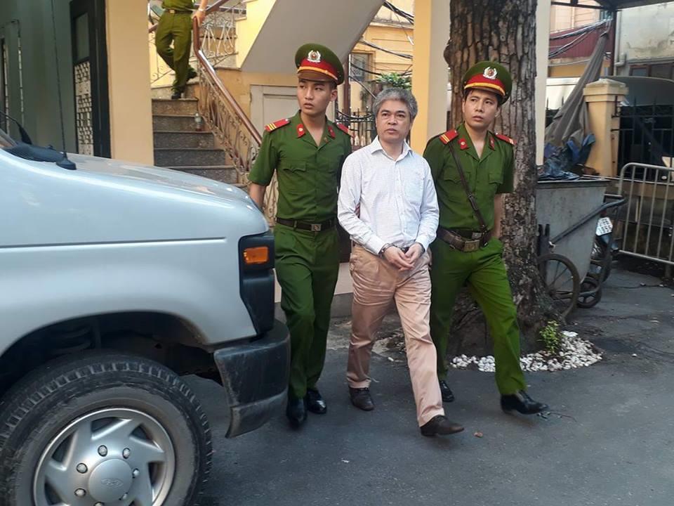 Nguyễn Xuân Sơn được đưa đến phiên tòa.