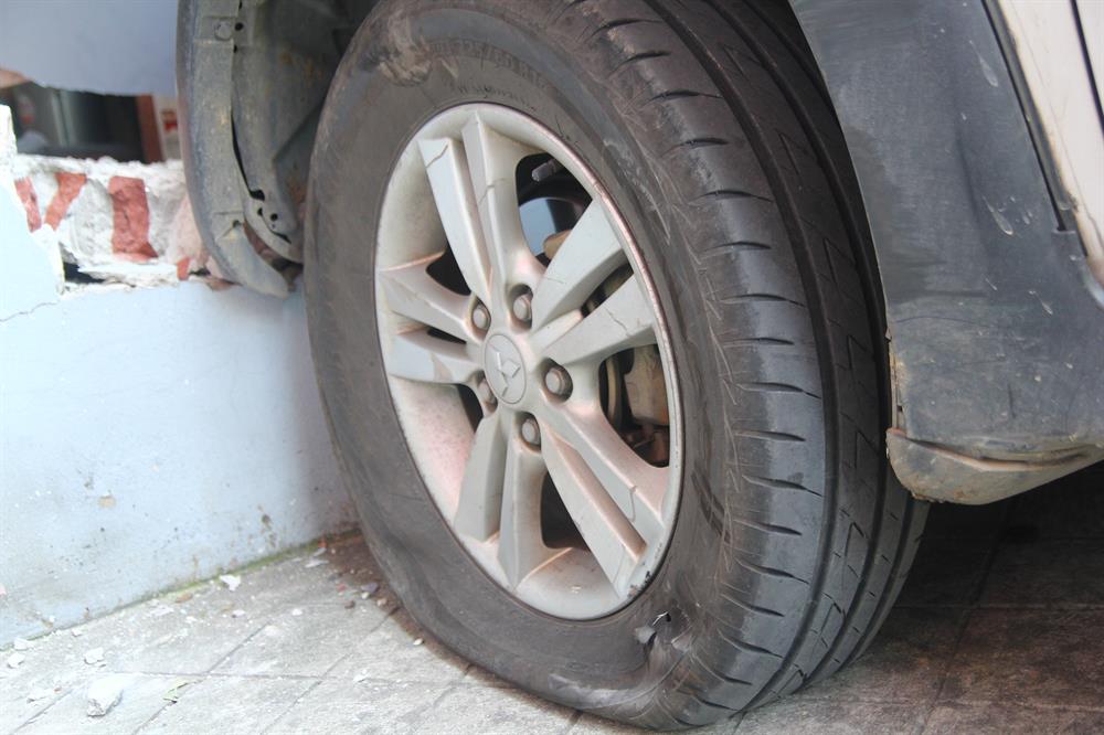 Sau khi gây tai nạn, bánh trước của xe bị thủng.