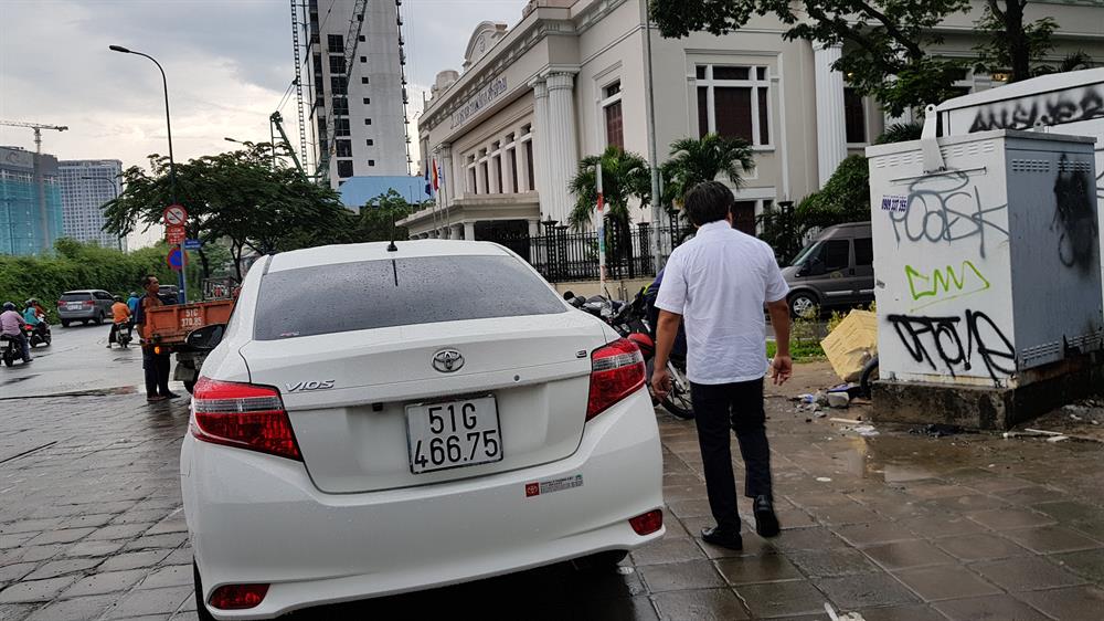 Ông Hải yêu cầu xử lý 3 chiếc xe được cho là đậu trên vỉa hè đường Võ Văn Kiệt mặc cho các tài xế này nói là “phải có tình có lý“. Ảnh: Trường Sơn