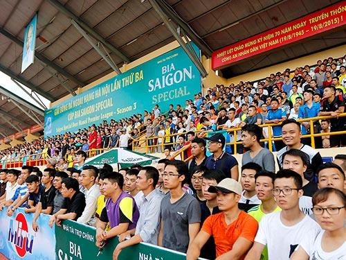 Khán đài ken chặt khán giả của giải bóng đá phong trào ở Hà Nội, điều mà các nhà tổ chức V.League ao ước có được.