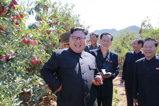 Trong ảnh, lãnh đạo Triều Tiên đi cùng với nhóm cố vấn. Ông Kim Jong-un mặc một bộ trang phục màu đen trong chuyến đi này. Ảnh: Reuters