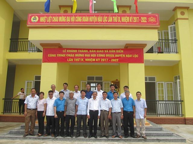 Khách mời chụp ảnh lưu niệm tại trụ sở LĐLĐ huyện Hậu Lộc, tỉnh Thanh Hóa.(Ảnh: HT)
