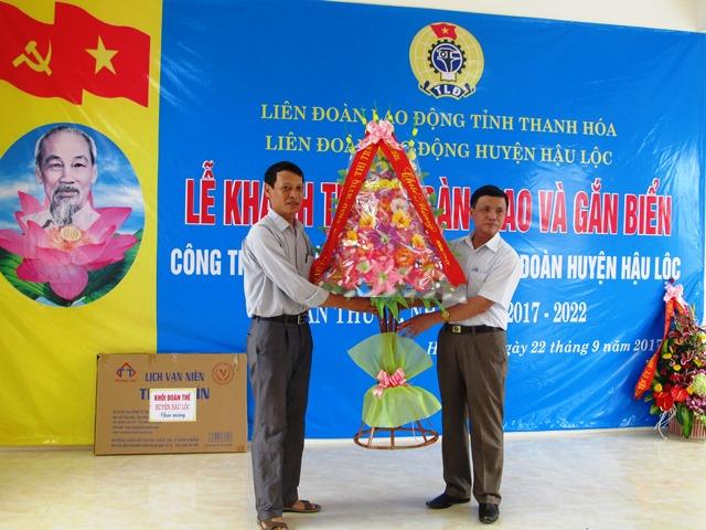 Đại diện các ban ngành địa phương đến chức mừng lễ khánh thành trụ sở LĐLĐ huyện Hậu Lộc, tỉnh Thanh Hóa (Ảnh: HT)