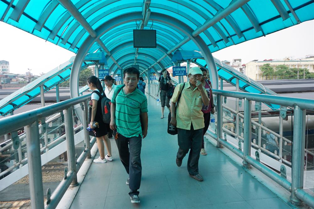 Đầu năm 2014, hệ thống cầu vượt được đưa vào sử dụng giúp hành khách không phải băng cắt qua đường sắt để đến vị trí đoàn tàu của mình dừng đỗ.
