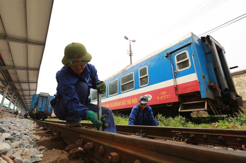 Sau khi tàu về đến ga, công việc của các công nhân kỹ thuật lại bắt đầu…