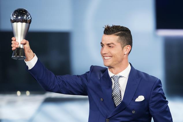 Ronaldo trong khoảnh khắc nhận giải thưởng Cầu thủ nam xuất sắc nhất năm 2016 của FIFA. Ảnh: Daily Mail.