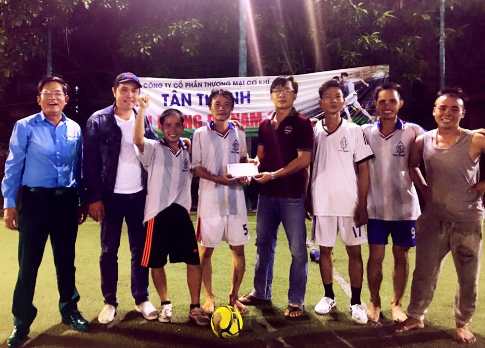 Ông Trần Văn Hùng - Chủ tịch CĐ Cty (trái ảnh) trao giải động viên các cầu thủ - Ảnh: T.Thanh