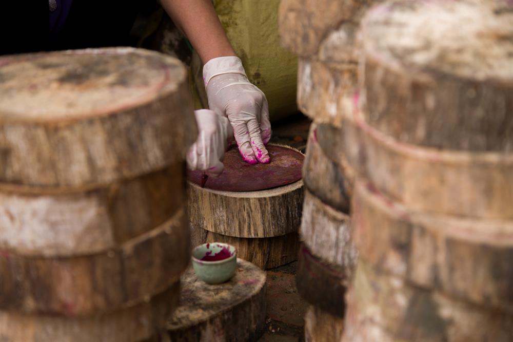 Loại gỗ để làm trống trước kia hay dùng là gỗ mít, nhưng nay sử dụng chủ yếu là gỗ trám, bồ đề, hoặc mỡ. Cả thôn có trên 1.300 nhân khẩu nhưng đến nay chỉ còn năm gia đình làm nghề.