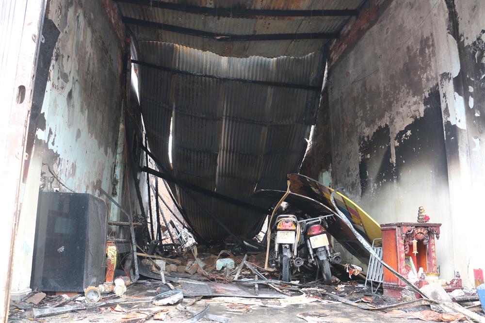 Ngôi nhà bị đổ sập, hai xe máy cùng nhiều tài sản hành hóa vật dụng bị thiêu rụi. Ảnh: T.S