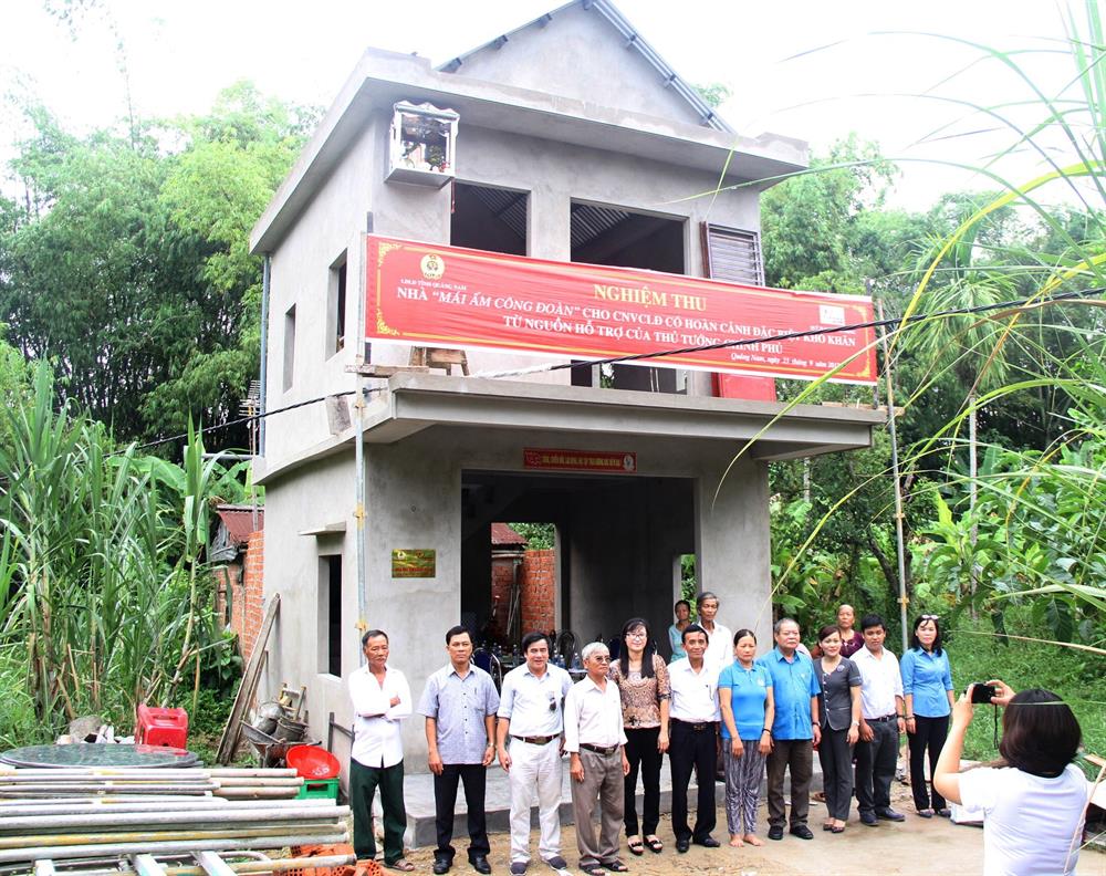 Ngôi nhà khang trang của gia đình chị Nguyễn Thị Đông giúp mẹ con chị tránh được ngập lụt vào mùa mưa lũ. Ảnh: LP