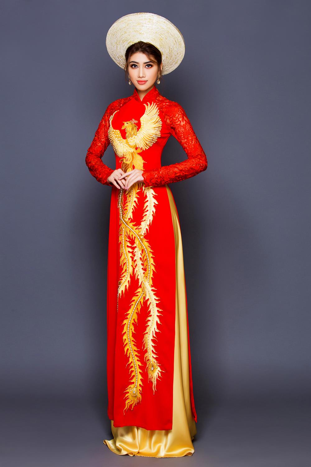 Trên chất liệu vải đặc biệt mềm mịn, NTK Minh Châu đã mạnh dạn áp dụng những kỹ thuật thêu, ghép và đính kết từ cổ điển cho đến hiện đại để cho ra những tác phẩm nghệ thuật tinh xảo và đặc sắc, tựa như những bức tranh thêu lung linh huyền ảo  trên thân chiếc áo dài.