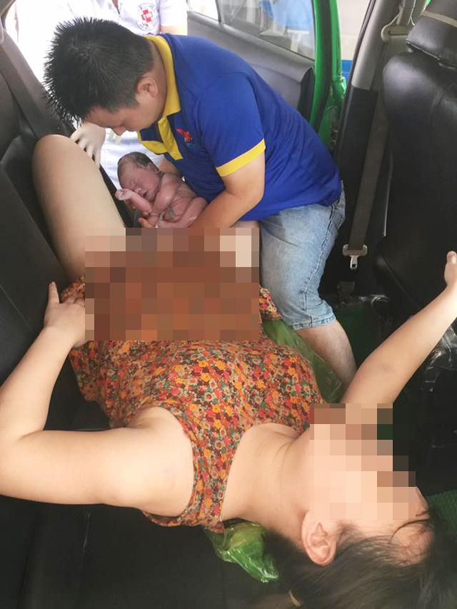 Sản phụ chuyển dạ ngay trên xe taxi, người chồng trở thành bà đỡ (ảnh N.A)