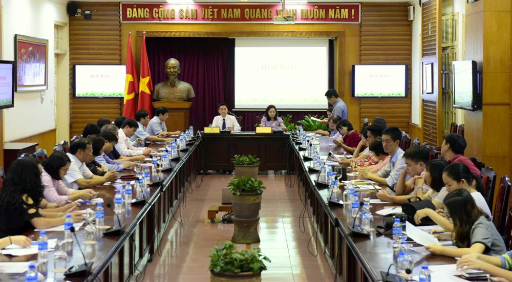 Thứ trưởng Bộ Văn hóa, Thể thao và Du lịch Trịnh Thị Thủy và Phó Chủ tịch UBND tỉnh Tuyên Quang Nguyễn Hải Anh chủ trì buổi họp báo.