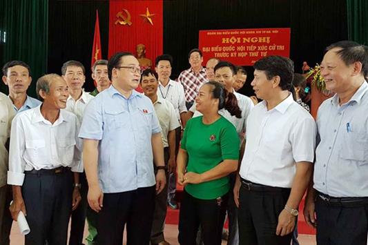 Bí thư Thành ủy Hoàng Trung Hải trò chuyện với cử tri huyện Ba Vì.
