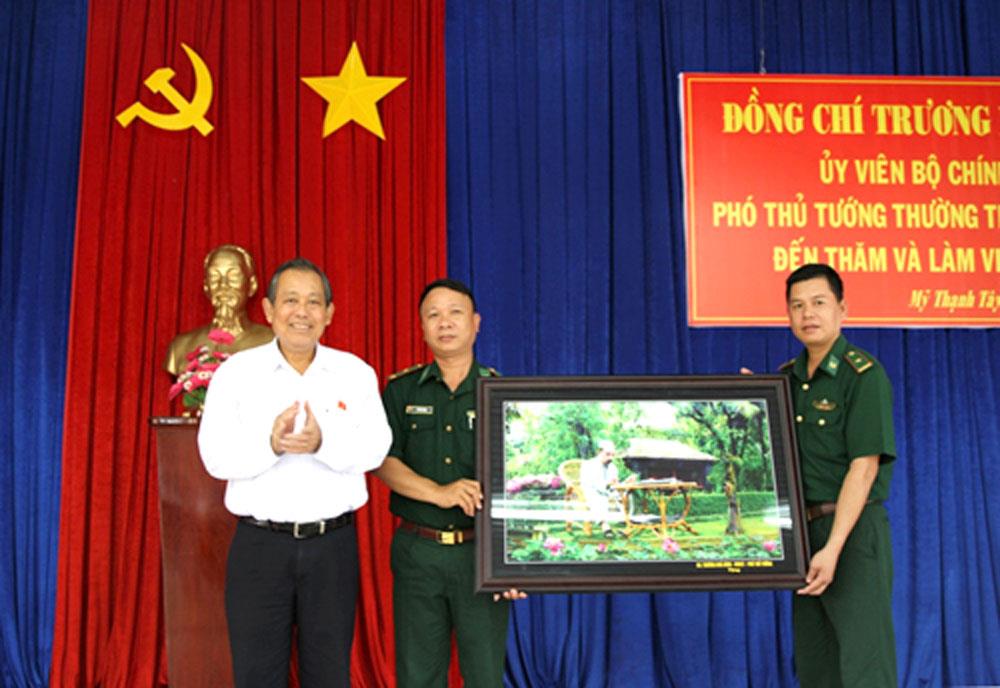 Phó Thủ tướng Trương Hòa Bình tặng quà lưu niệm cho lực lượng biên phòng.