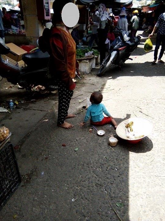 Nhiều phụ nữ bồng theo một đứa trẻ đi ăn xin ở các chợ. Ảnh: PV