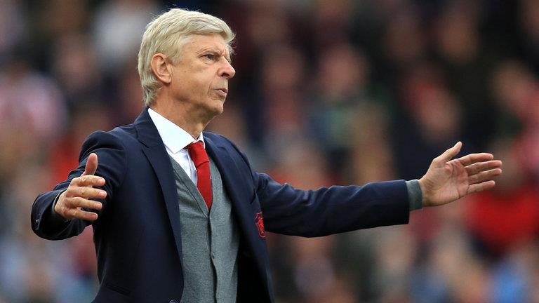 Wenger nên cân nhắc nhiều hơn ở mùa giải có thể là cuối cùng với Arsnenal. Ảnh: Getty.