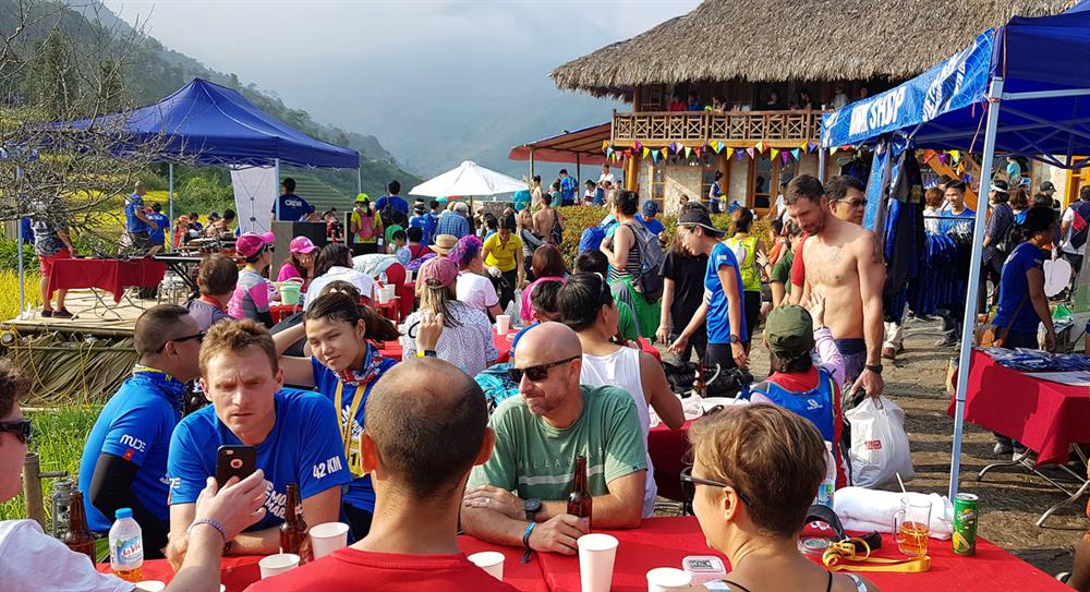 Ngồi ăn uống và trò chuyện sau hành trình Vietnam Mountain Marathon 2017