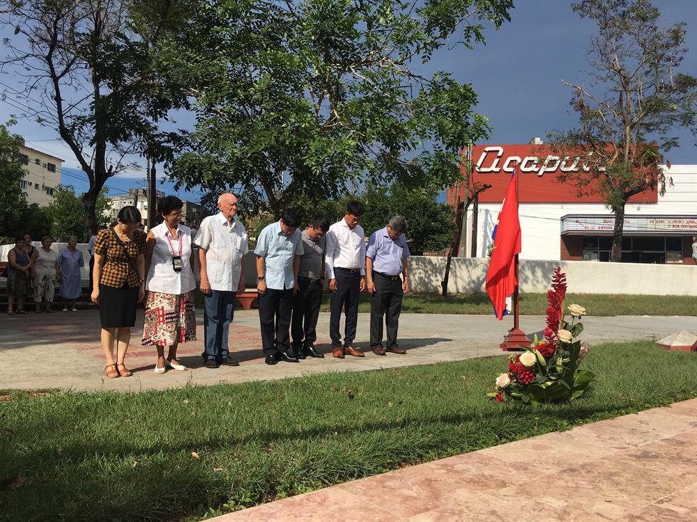 Đoàn đại biểu Tổng LĐLĐVN đặt vòng hoa tại Tượng đài Hồ Chí Minh ở thủ đô La Habana (ảnh: Đ.N)