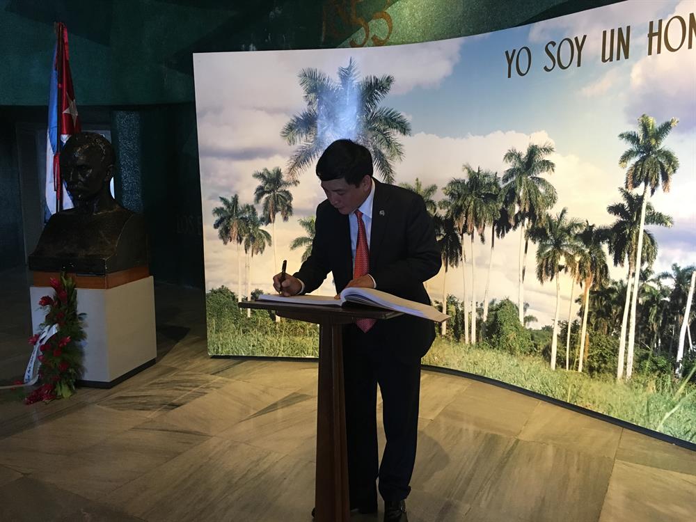 Chủ tịch Bùi Văn Cường ghi sổ lưu bút tại Đài tưởng niệm Jose Marti (ảnh: X.H)