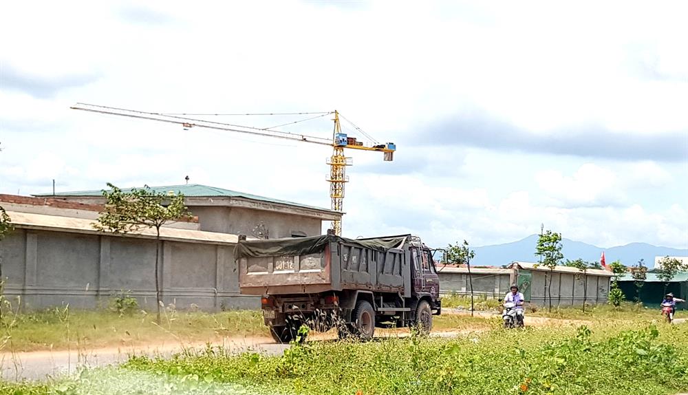 Xe chở vật liệu “vô tư” chạy ngược chiều vào các công trình đang xây dựng tại đường Thống Nhất (phường Đức Ninh Đông, TP.Đồng Hới). Ảnh: Lê Phi Long