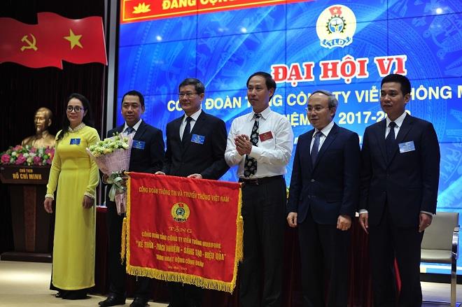 Ông Chu Văn Bình trao tặng bức trướng “Kế thừa – Trách nhiệm – Sáng tạo – Hiệu quả”cho công đoàn MobiFone