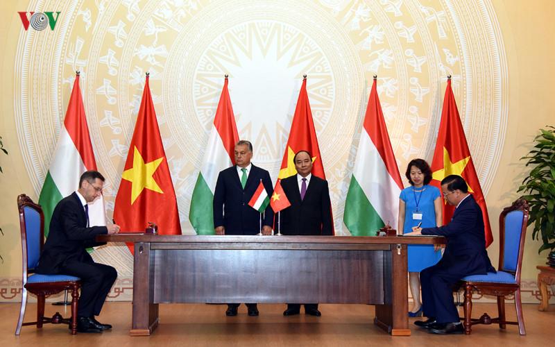 Sau hội đàm, Thủ tướng Nguyễn Xuân Phúc và Thủ tướng Orbán Viktor đã chứng kiến lễ ký kết các văn kiện hợp tác giữa hai nước. Ảnh: VOV