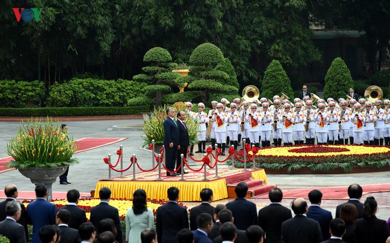 Thủ tướng Nguyễn Xuân Phúc mời Thủ tướng Orbán Viktor lên bục danh dự, quân nhạc cử Quốc thiều hai nước. Ảnh: VOV