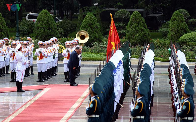 Thủ tướng Nguyễn Xuân Phúc và Thủ tướng Orbán Viktor chào Quân kỳ Quân đội nhân dân Việt Nam. Ảnh: VOV
